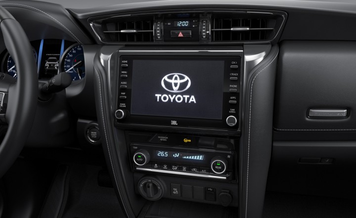 auto5-toyota-fortuner-2021 1